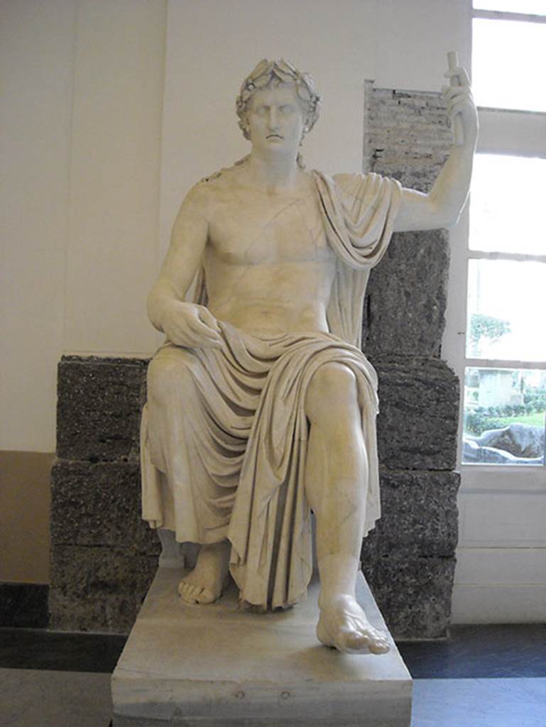 Augusto Seduto da Ercolano oggi custodito al Mann